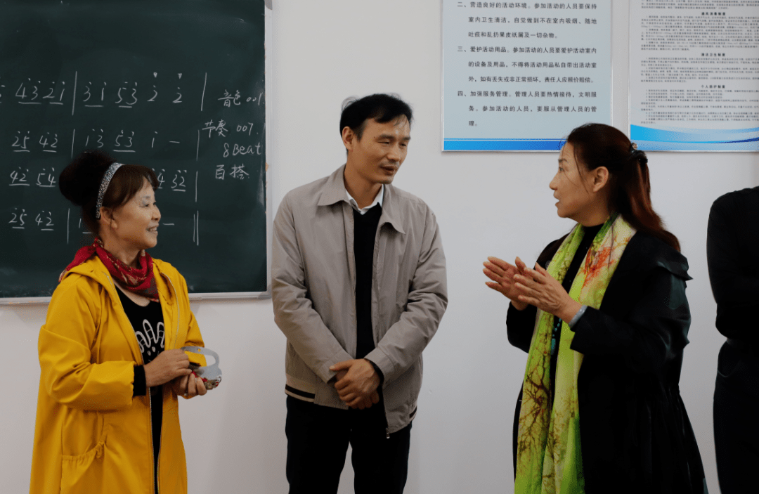 雷卫参观了沙市老年大学基础设施建设和校园文化建设,听取了沙市老年