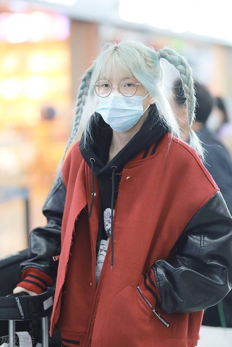 黑怕女孩周君怡一头银发扎俩小辫造型时髦个性独自走机场引人瞩目
