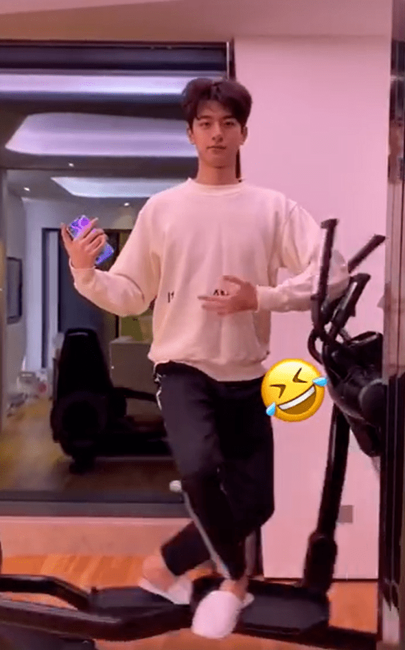 曾舜 飘雪换装挑战活活变成了明星睡衣大赏！