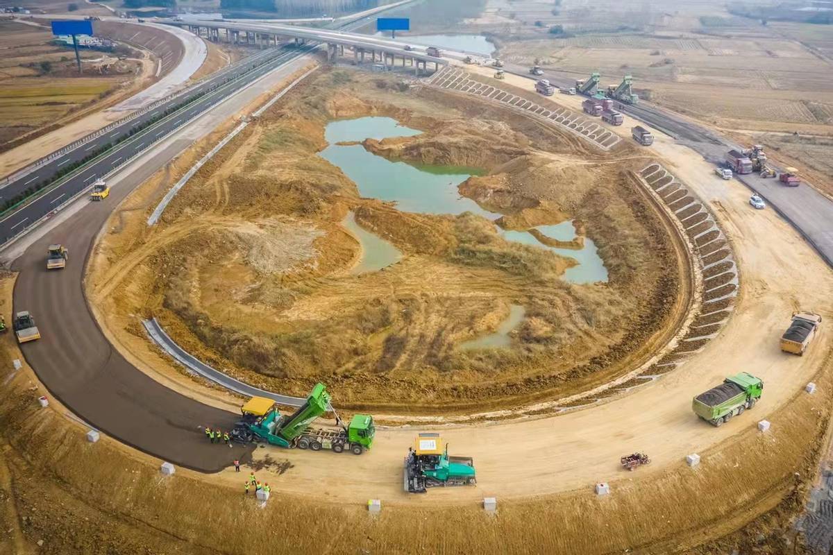 为了完成蚌五高速公路年底通车的目标,管理公司和路桥公司及项目部