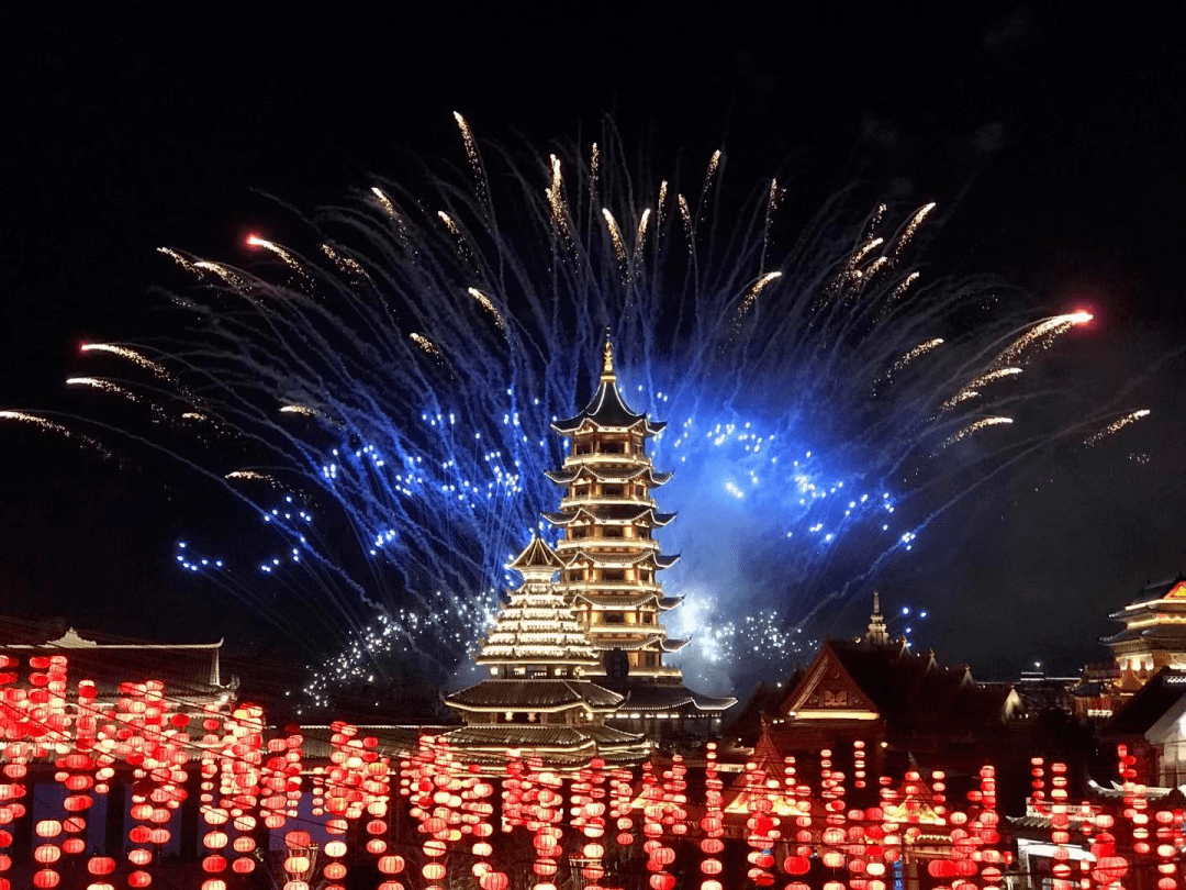 荆州方特节庆广场的喷泉在人声鼎沸中翩翩起舞,游客在绚烂的烟花下和