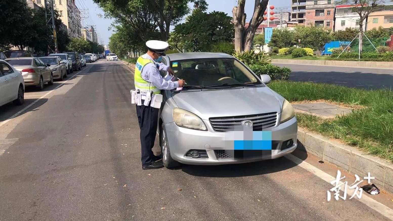 石排公安交警加强违法停车整治力度