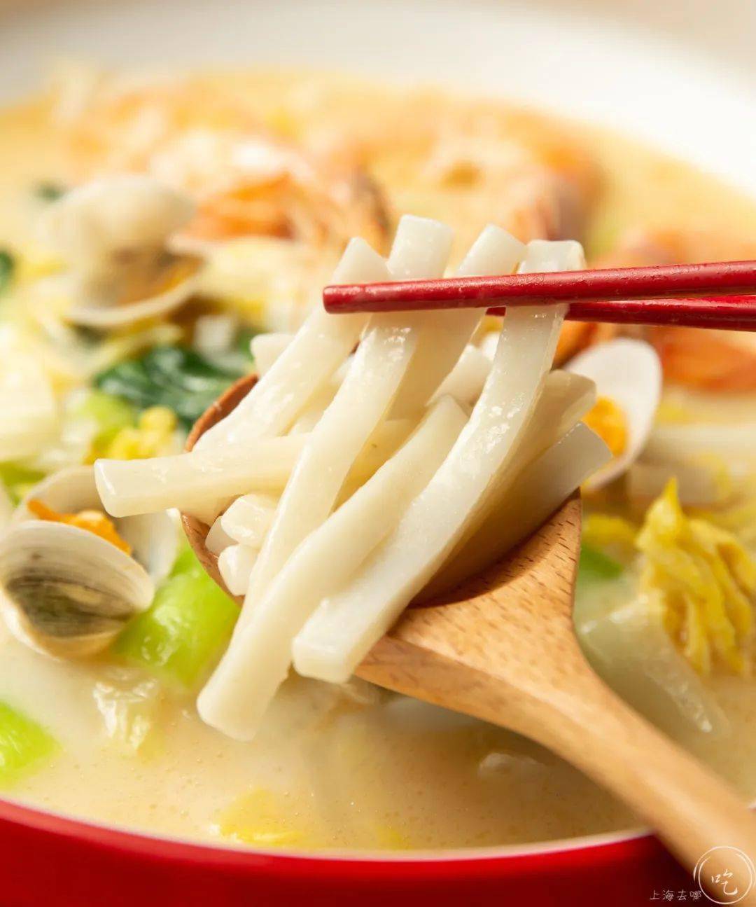 台州菜里总少不了年糕,老板极力推荐的三鲜汤年糕也是必点.