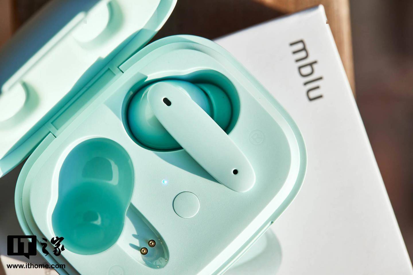 【IT之家开箱】魅蓝 Blus+ 主动降噪蓝牙耳机图赏