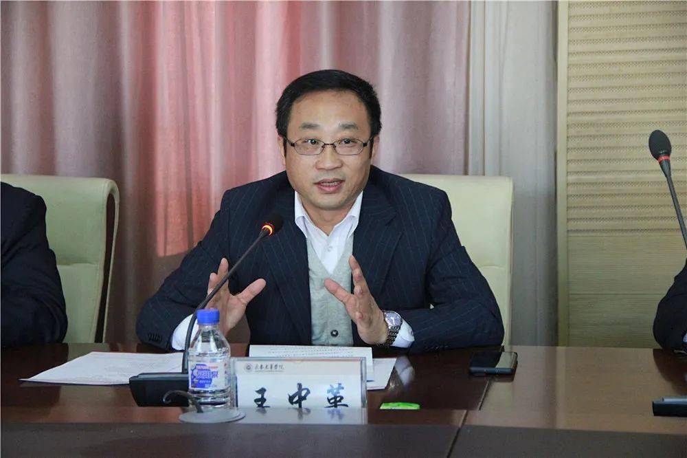 王中革董事长在讲话中对学校领导的信任表感谢,并对学校的发展成果