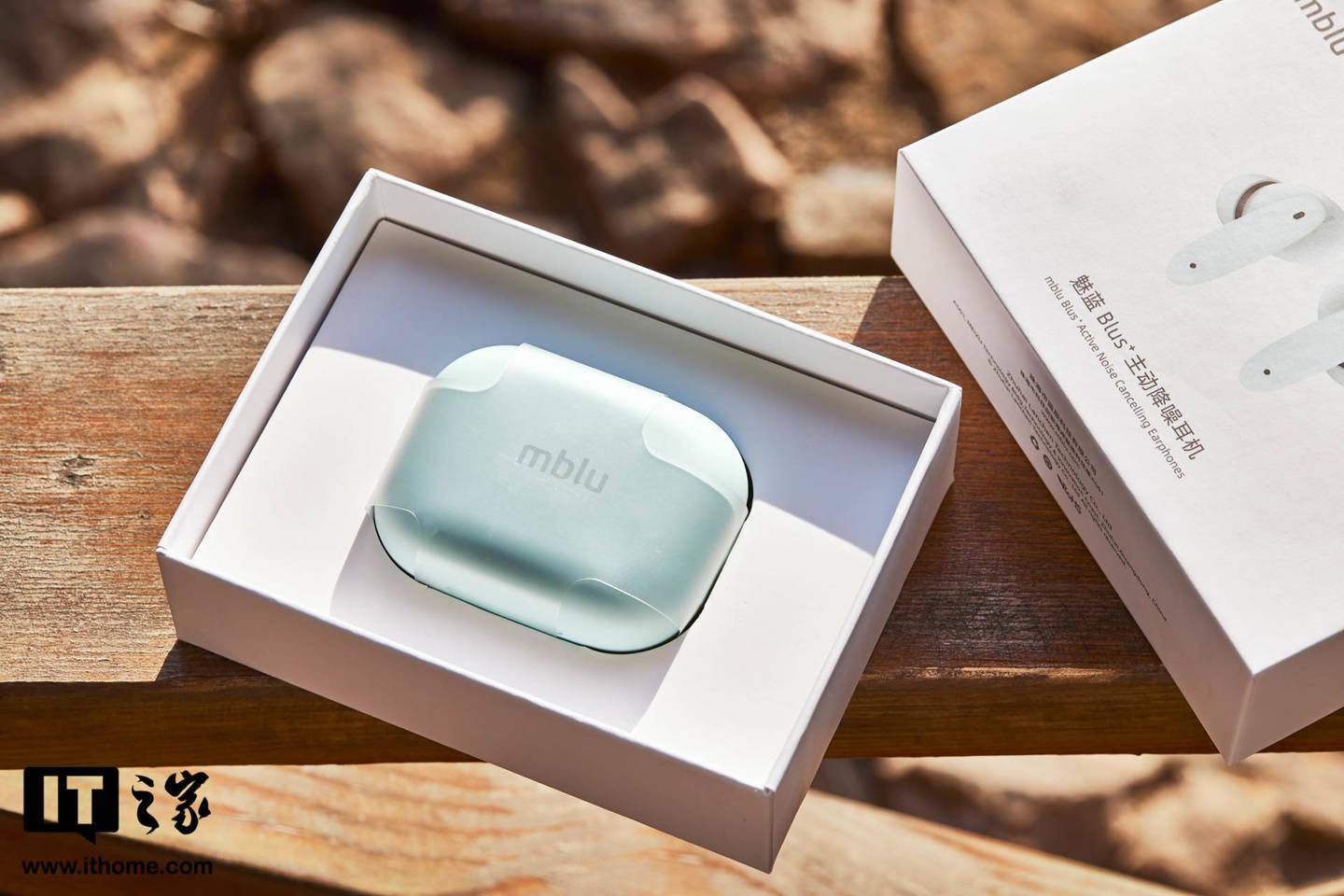 【IT之家开箱】魅蓝 Blus+ 主动降噪蓝牙耳机图赏