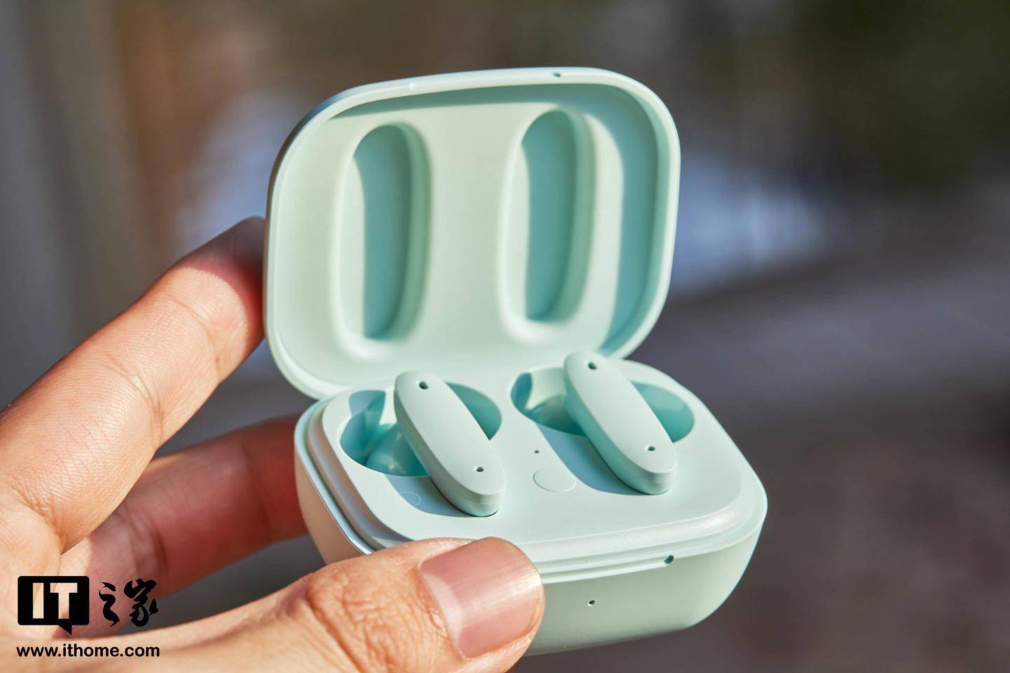 【IT之家开箱】魅蓝 Blus+ 主动降噪蓝牙耳机图赏