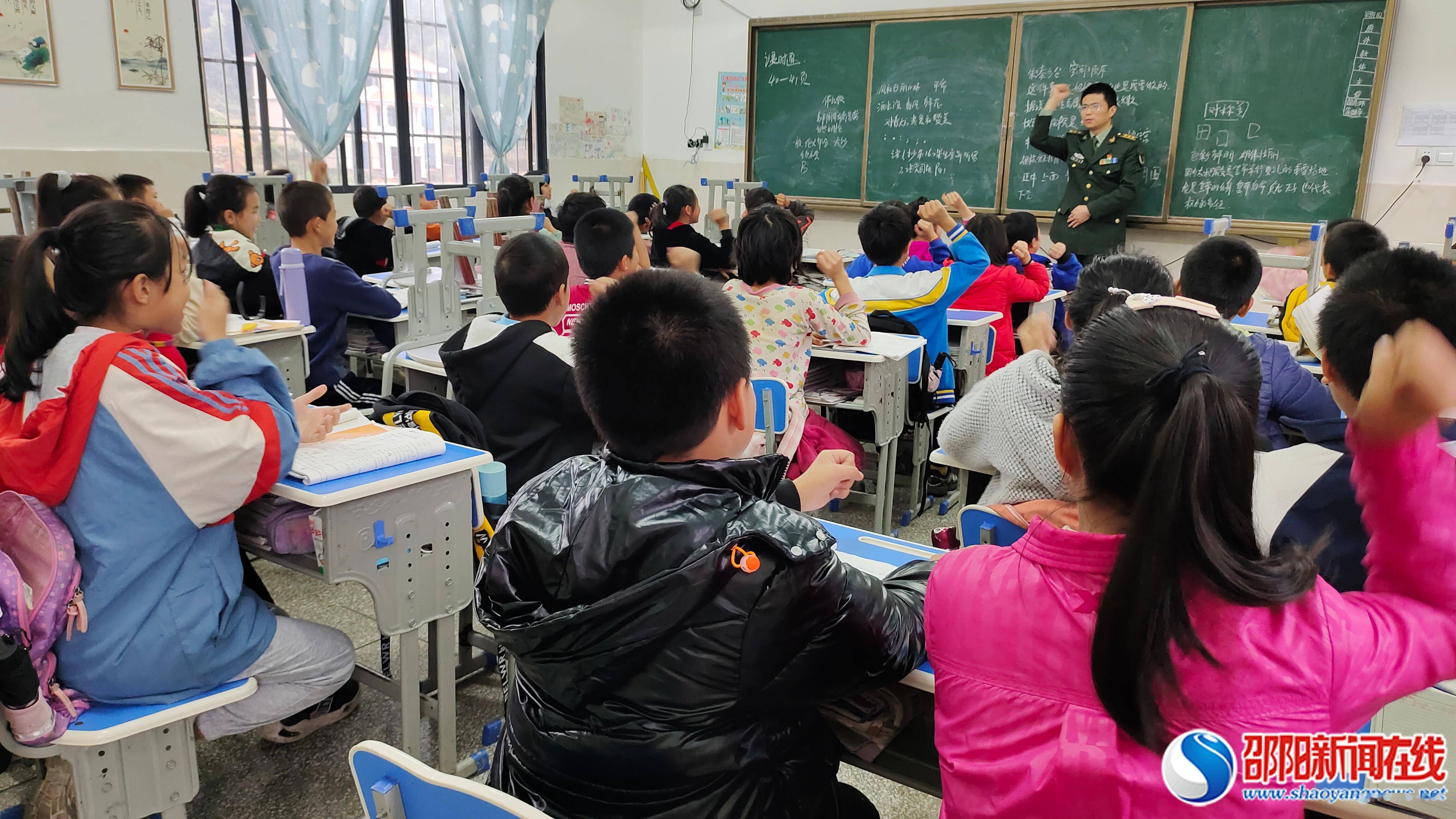 理想|隆回县岩口镇石郑小学优秀学子彭育兴回母校，薪火相传同筑梦