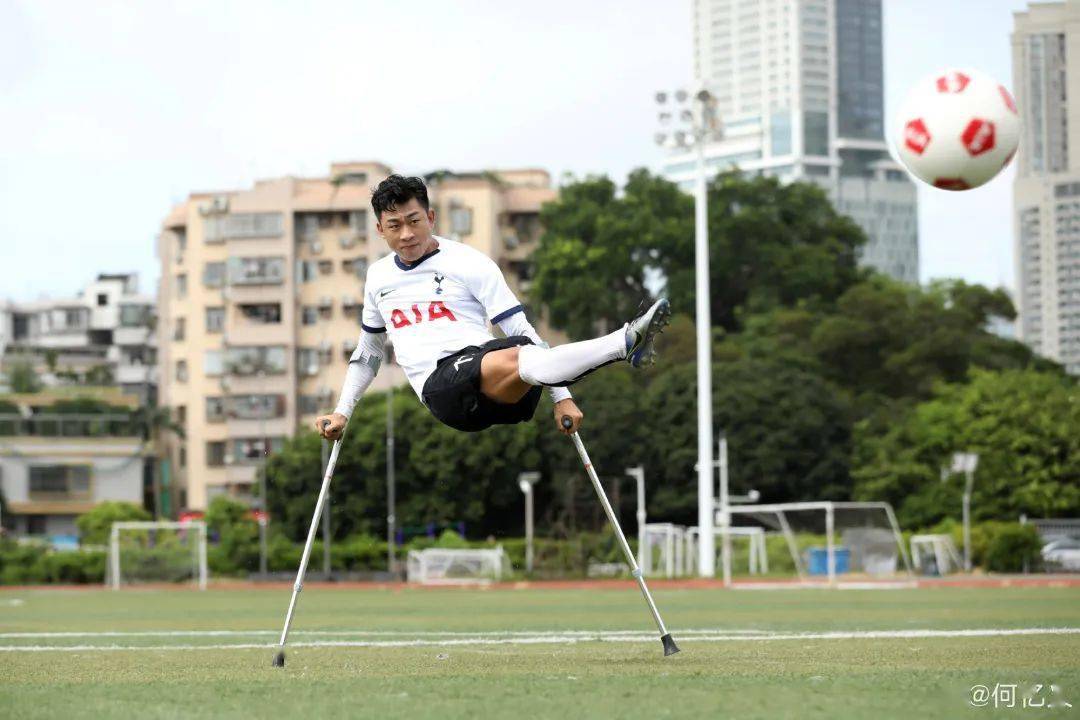 足球俱樂部|拄拐也能飛奔！獨腿小伙射門視頻爆紅，還曾奪得殘運會跳遠冠軍
