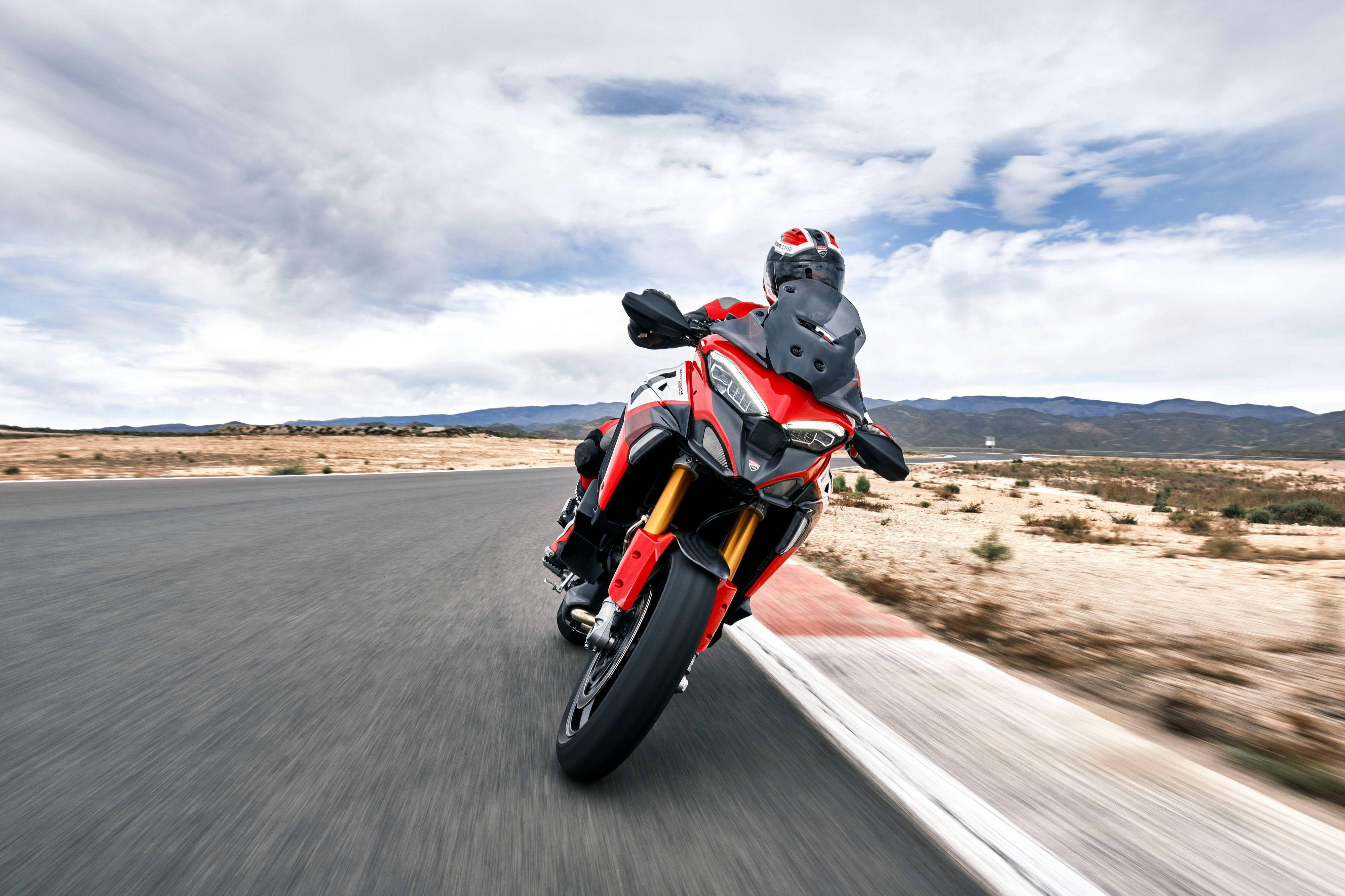 杜卡迪2022multistradav4派克峰版户外特写