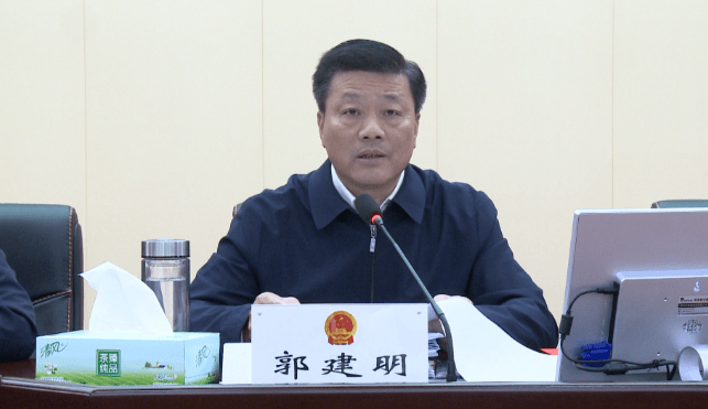 郭建明向郭慧琴颁发了任命书.