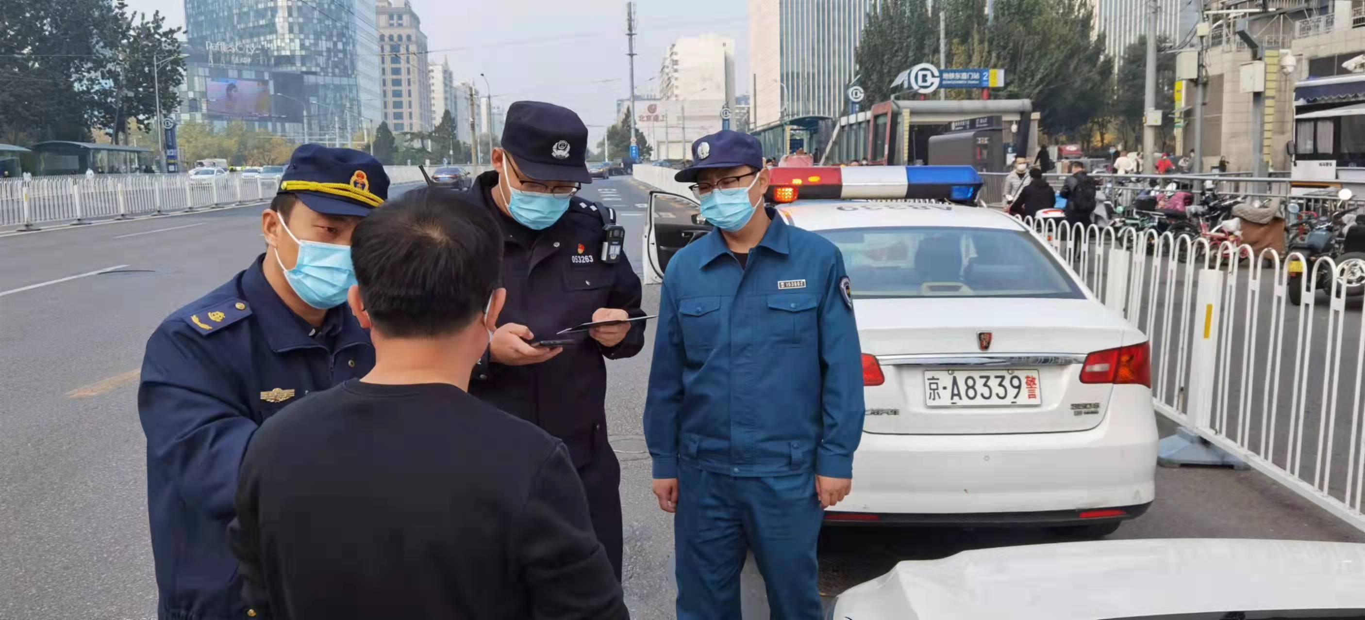 群众平安出行,11月3日,北京市公安局公交总队会同市交通运输综合执法
