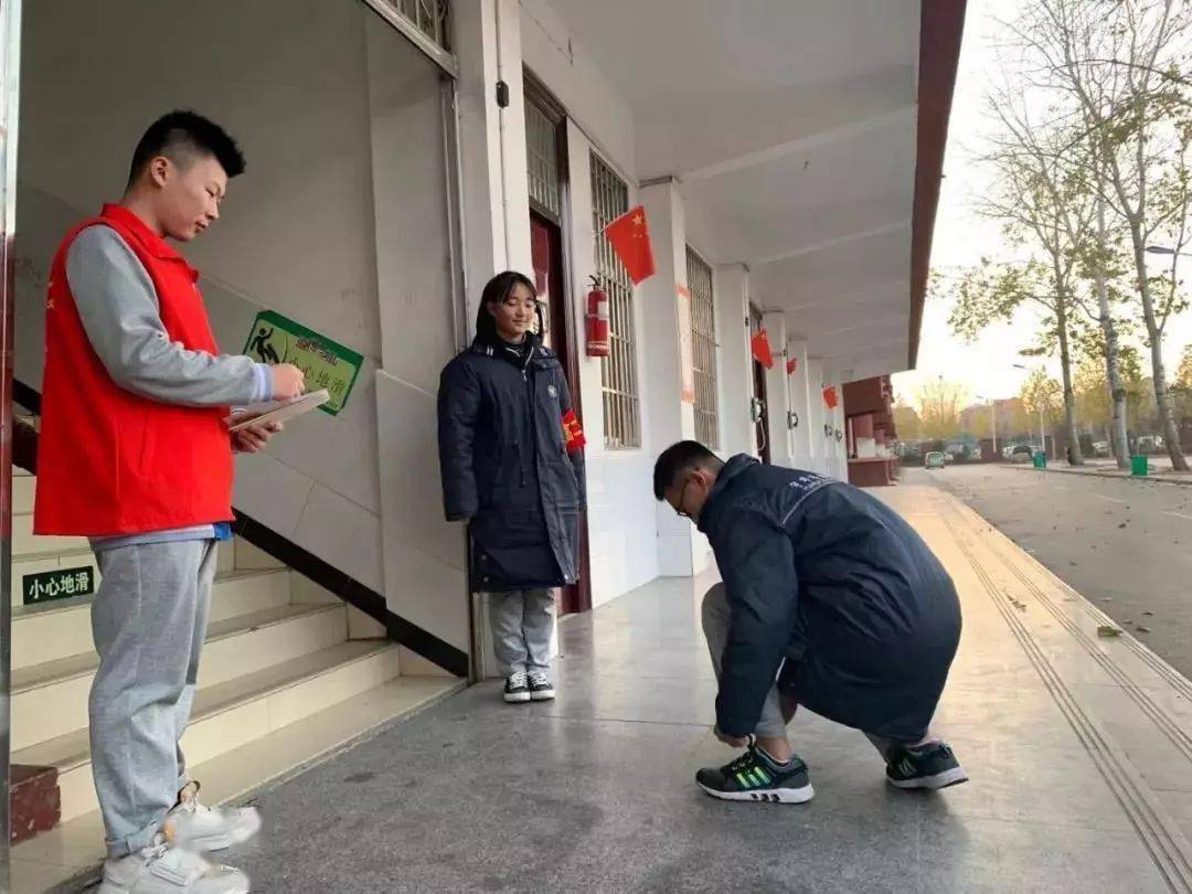 血管 “露脚踝”会有什么后果？学校严查了！