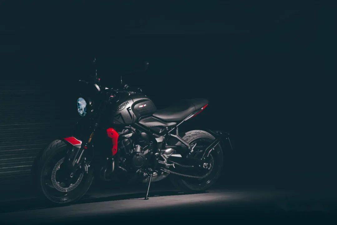 售价上涨六千元还值不值试驾凯旋trident660丨把玩