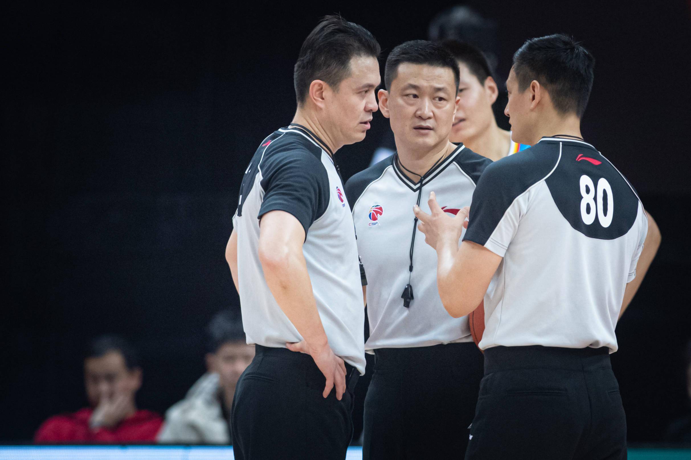 名哨叶楠大家更熟悉一些,他曾经入选2019年篮球世界杯的裁判名单.