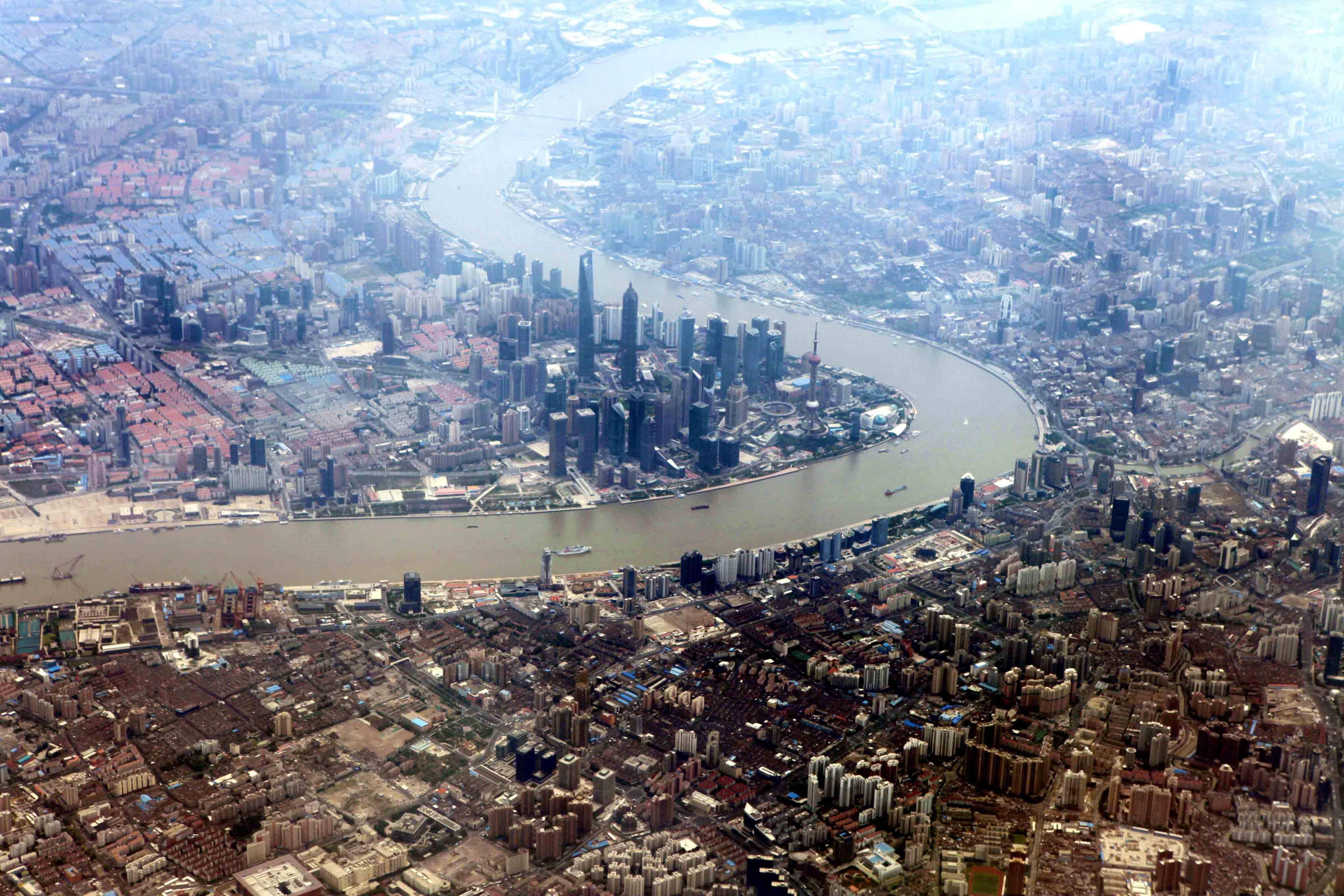 看展览跨界十二街坊上海城市更新中的影像艺术