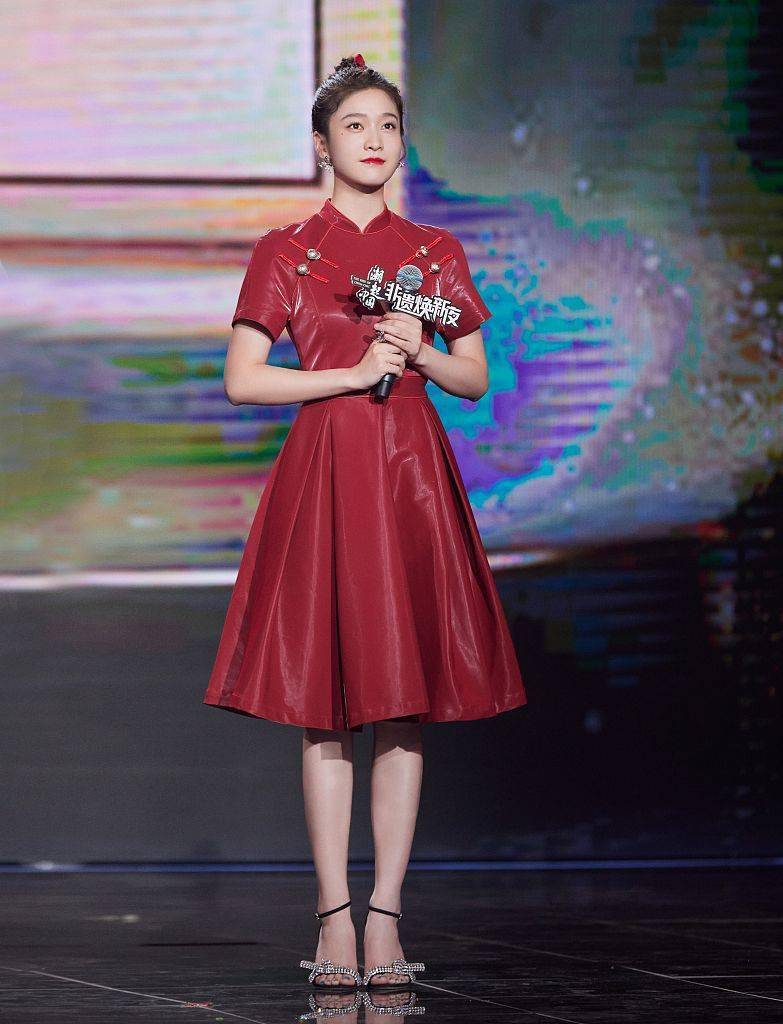 张雪迎中国红写真氛围感拉满扎丸子头俏皮可爱少女感十足