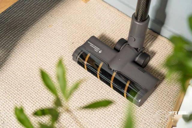 全能吸尘器评测！吸拖一体难缠毛发秒清理，犄角旮旯高处打扫全搞定