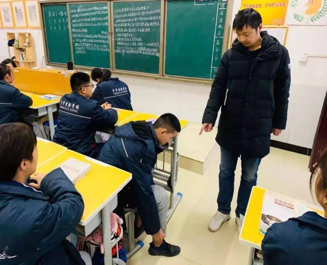 血管 “露脚踝”会有什么后果？学校严查了！