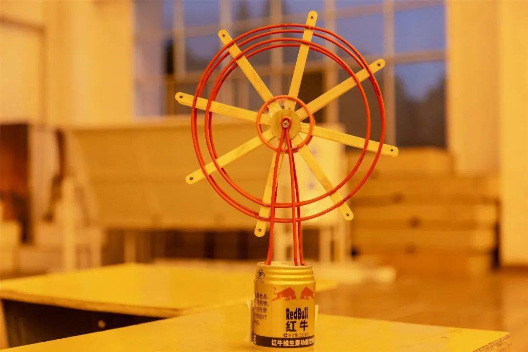 同学们积极主动发挥创意,都能将身边的废弃物品制作成手工艺品.