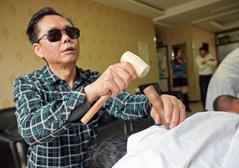 颈椎|这场高峰会透露：错误、暴力按摩极伤颈椎，护好它得这么做