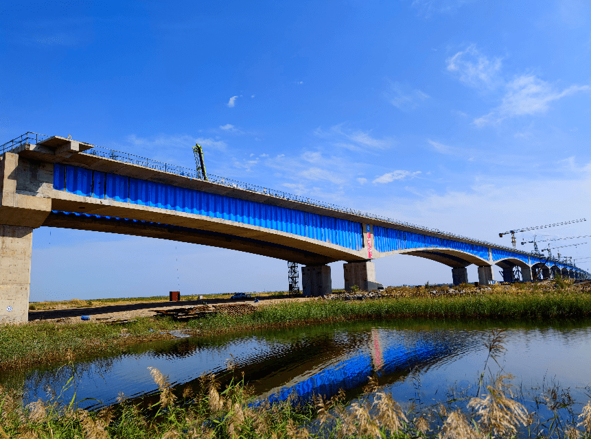 11月4日,昭君黄河特大桥波形钢腹板梁桥上部结构顶底板错位挂篮悬浇