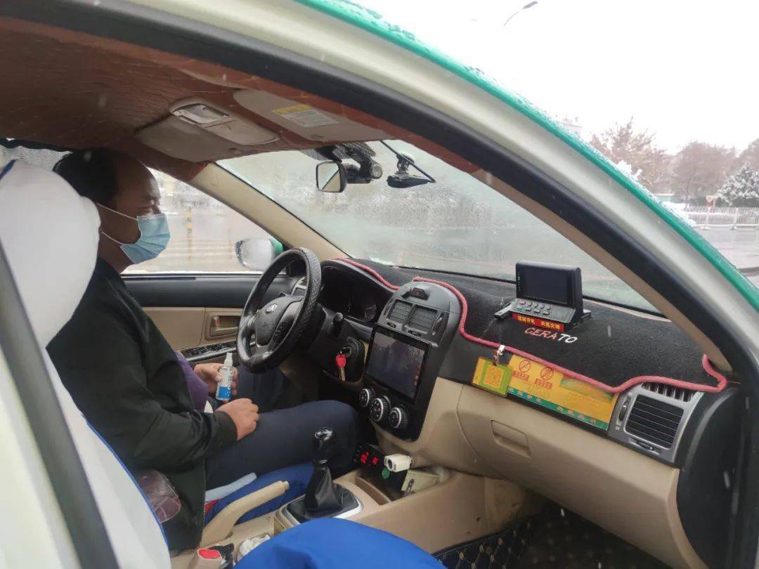 车站疫情防控的工作人员坚守在岗位上,在市区街道,部分出租车已经恢复