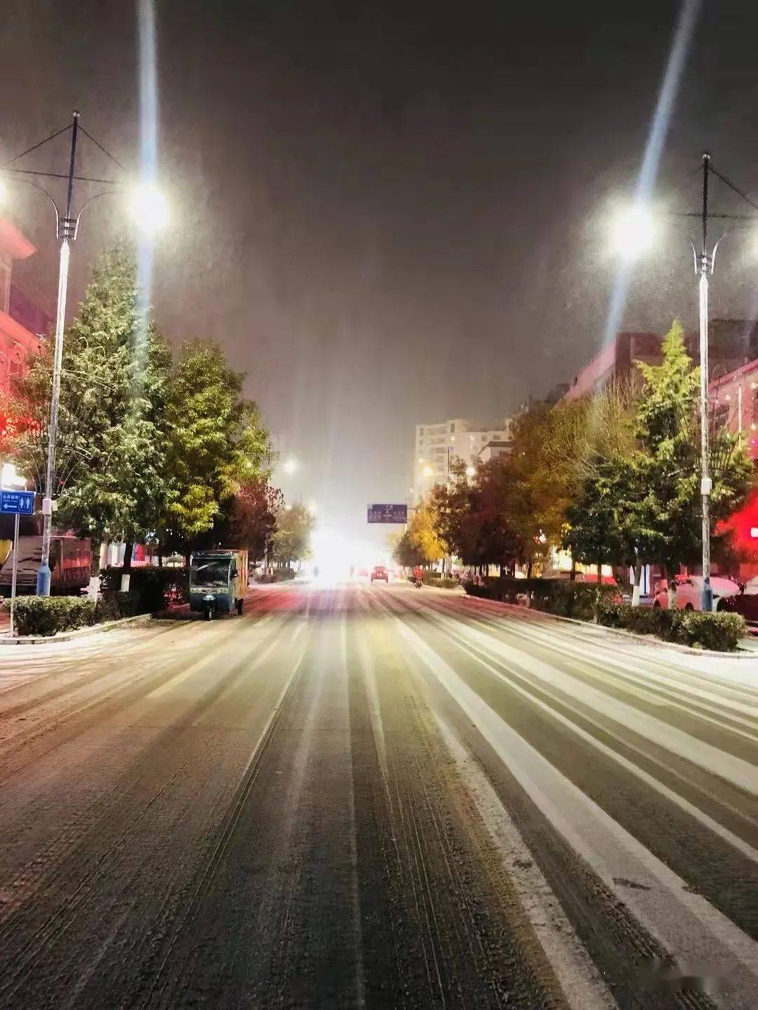 夜雪 夜空下漫天飘雪是最美的风景 要是没有见过那也是一种缺憾 幽兰