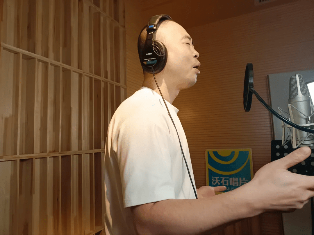 商业奇才王海龙唱《鸿雁》圆梦,在沃石唱片唐山录音棚树立自信_音乐