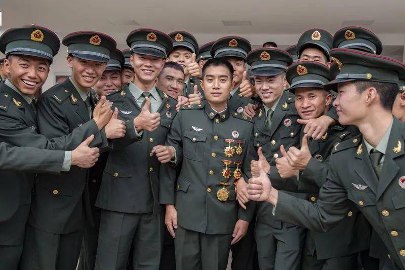 金华日报头版英雄王亮载誉归来