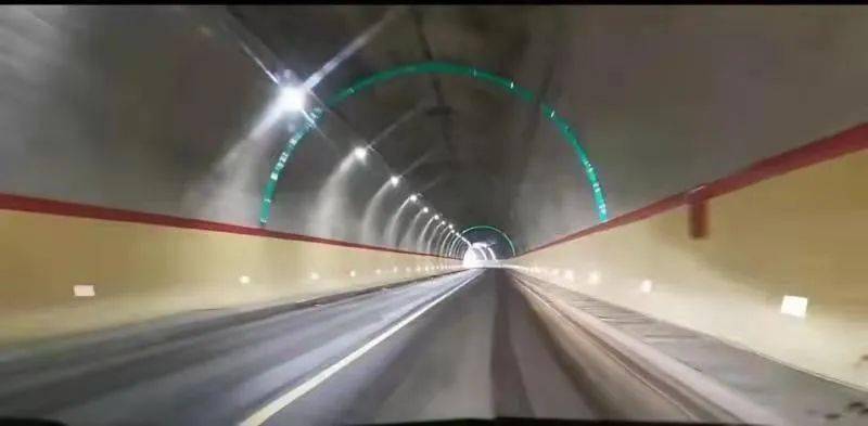 重庆首条梦幻“彩虹隧道”来了！一起去越