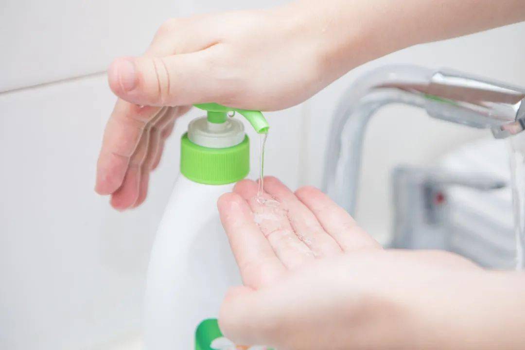 全部完成后,用  肥皂液或洗手液在流水下洗手,或使用手  消毒液做好