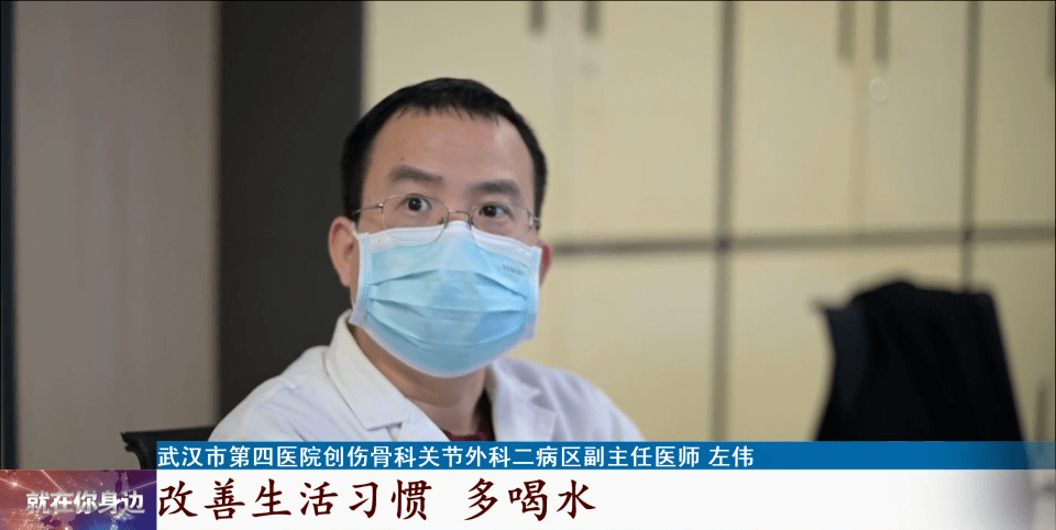 男子|被“石头”啃掉膝关节，男子几乎无法直立行走