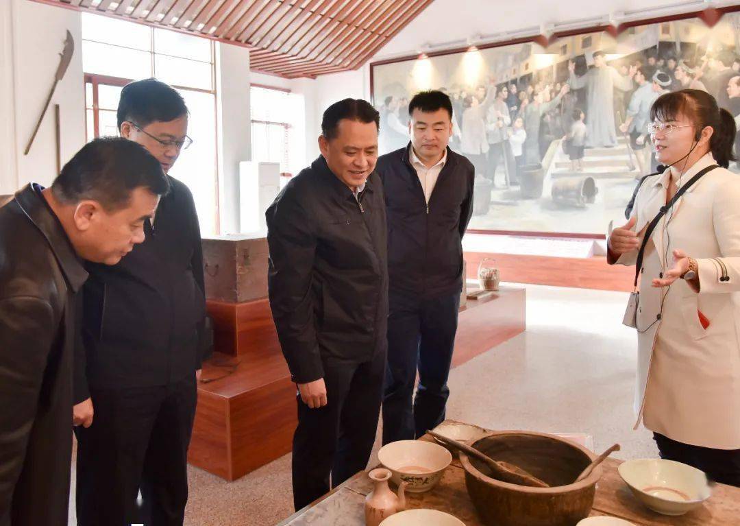 罗伟雄,吴伟华一行对长洲区在建设平浪村革命老区中的经验和做法表示