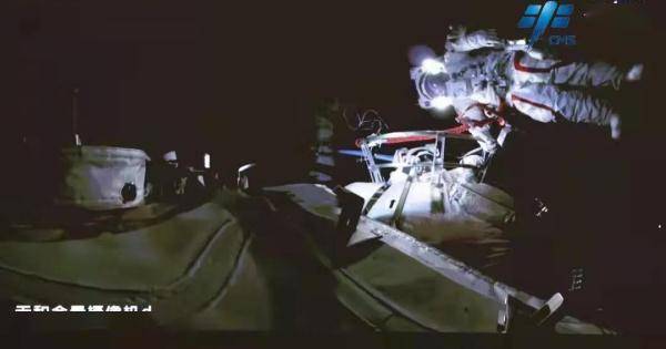 出舱的背后：每一个动作，地面都要反复模拟