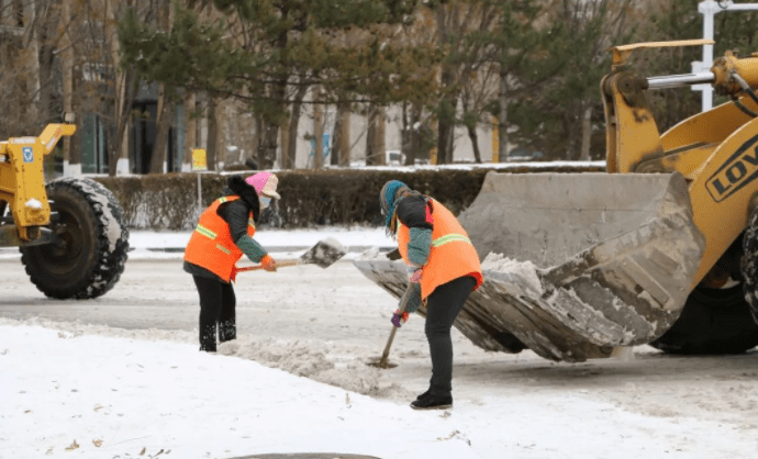 旗城管局 以雪为令开启持续清雪工作 除雪