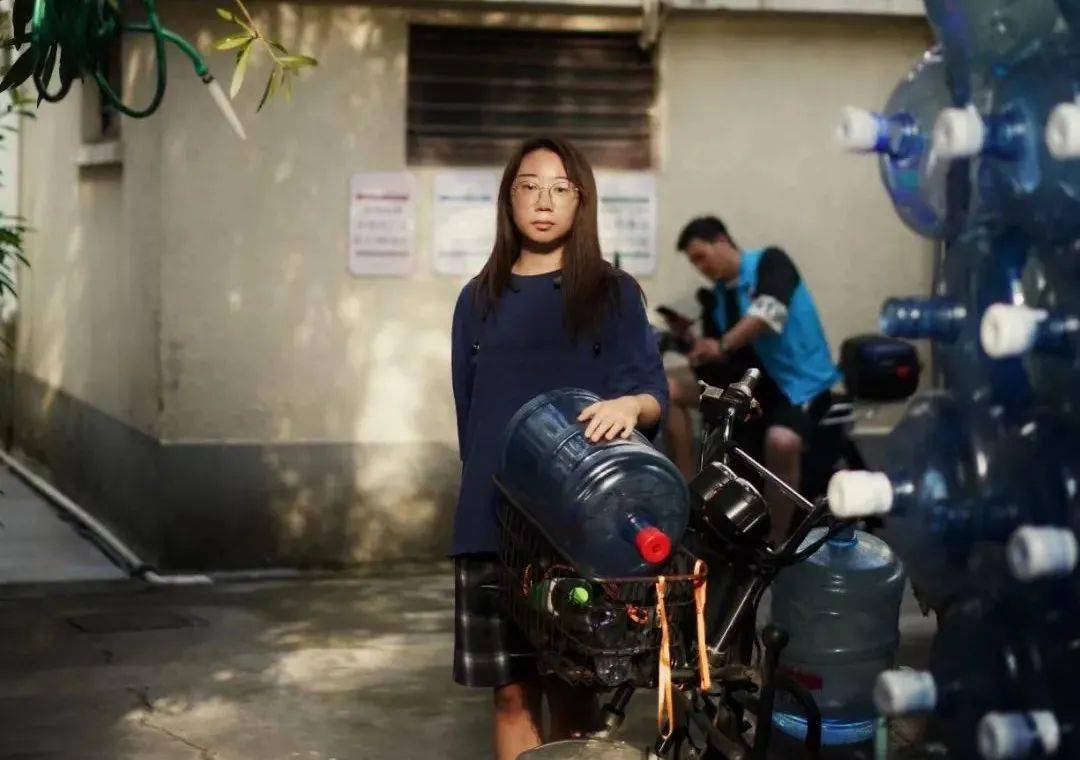 许知远是一个学者型的公众人物,有自己独特的书面的说话方式.