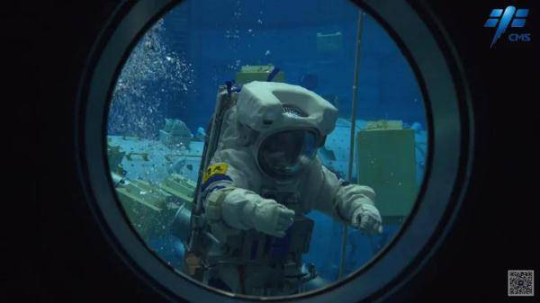 出舱的背后：每一个动作，地面都要反复模拟