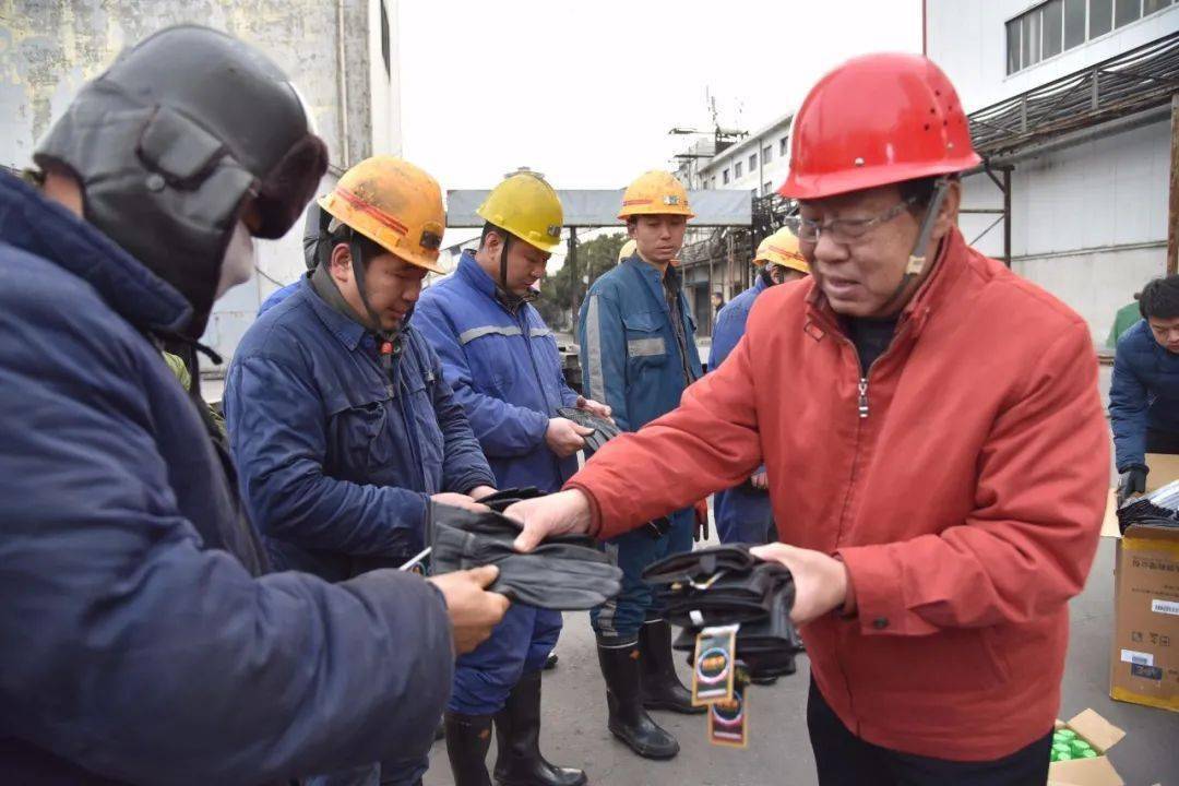 通顺公司工会为职工发放防寒服滏水服务中心工会为职工发放防寒服和棉