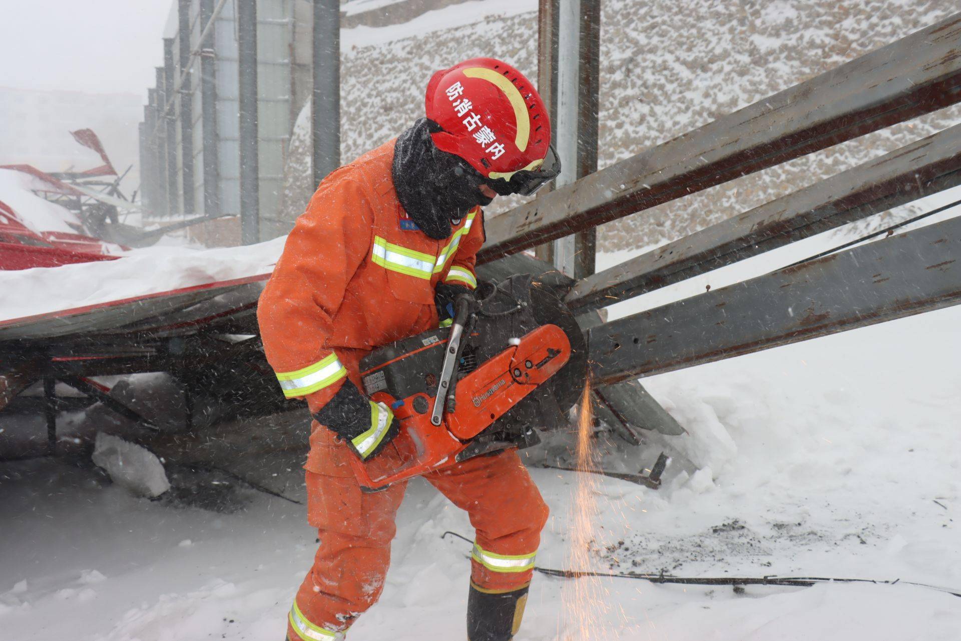 车棚倒塌压住供热传送带导致供暖中断 消防员紧急救援