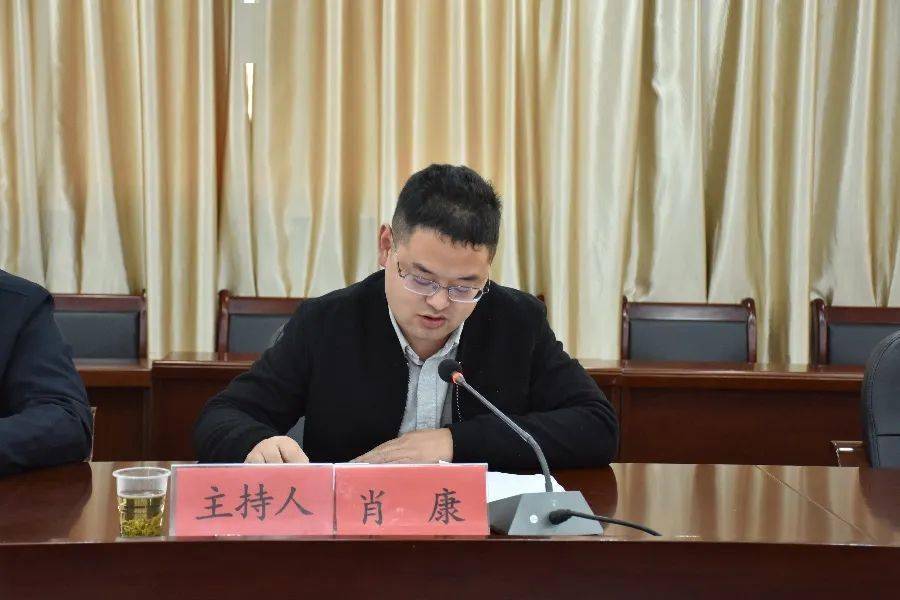县教育工委书记吴政富出席发放仪式并讲话】【活动现场】11月9日,黄平