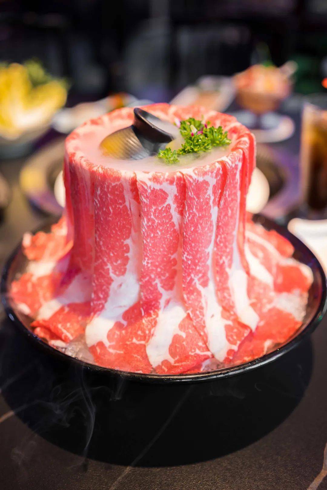 当然它们家的瀑布肥牛一下入锅,等待5秒左右就能捞出共享美味,小哥自