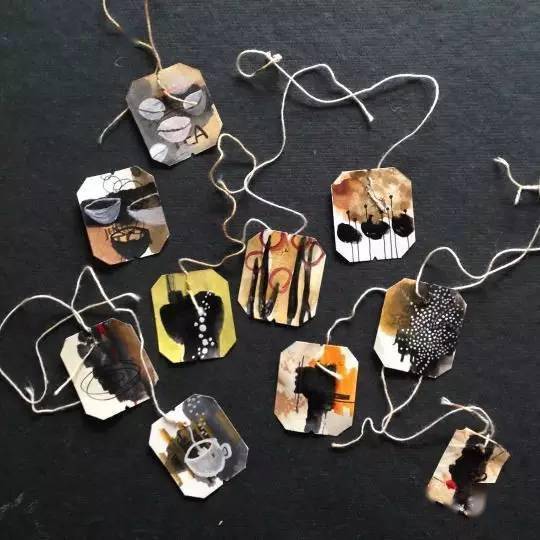 带着茶渍的残痕原本只是"垃圾"的茶包变成了小巧的艺术品用水彩绘制