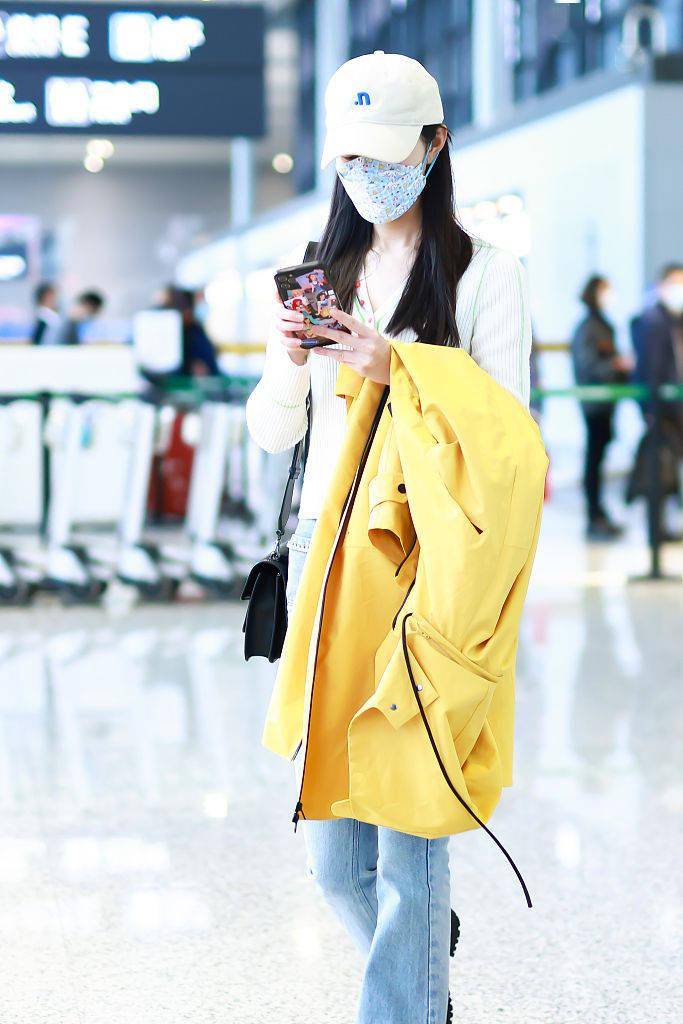 配饰 宋轶超会穿 奶油色针织衫+牛仔微喇裤超显温柔