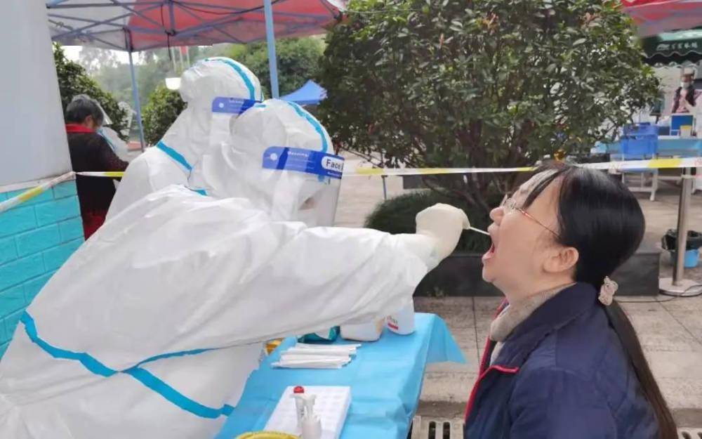 垫江县人民医院11名支援长寿区大规模核酸采样队队员平安凯旋