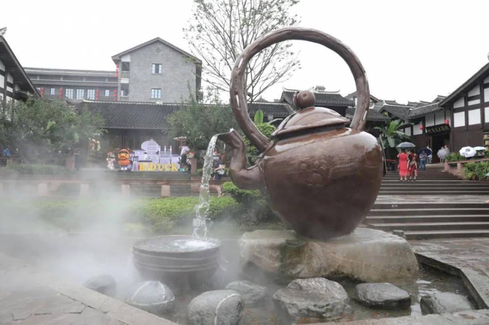从1号线磁器口站1号出入口出站步行几分钟,经过门口的大茶壶穿过牌坊