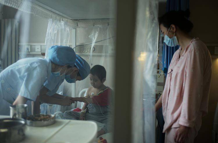 病友|“罩子”里的小姑娘