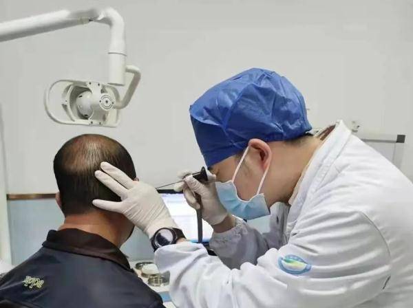 男子|杭州男子耳朵里长满“苔藓”，医生一看惊了！他的习惯很多人都有！