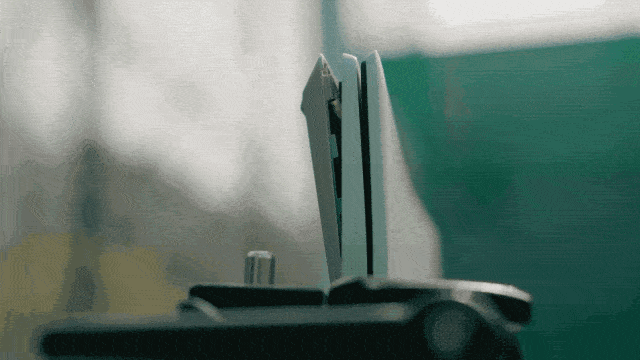 商务本超能挑战！正面硬扛350斤杠铃/足球飞射/花式滑板，结局看傻了