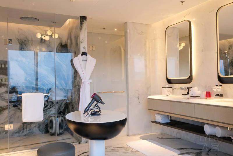 宝龙厦门是一个洋溢着青春活力的城市，与W品牌可谓是天作之合